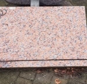 Et billede af en plade gravsten