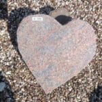 Et billede af en lille sten dekoratio, formet som et hjerte