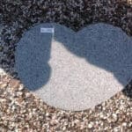 Et billede af en lille sten dekoration formet som et hjerte