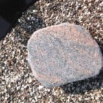 Et billede af en lille sten dekoration